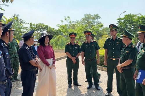 Thứ trưởng Bộ Ngoại giao thăm Đồn Biên phòng Cửa khẩu quốc tế Vĩnh Xương