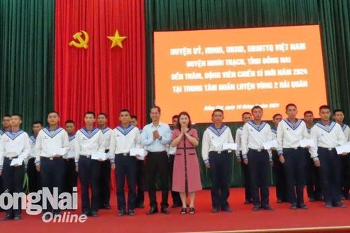 Thăm, động viên tặng quà trên 200 chiến sĩ mới nhập ngũ năm 2024