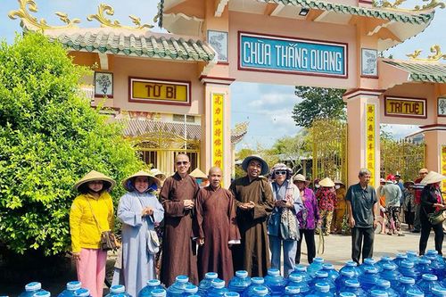 'Giọt nước nghĩa tình' tặng người dân vùng hạn, mặn