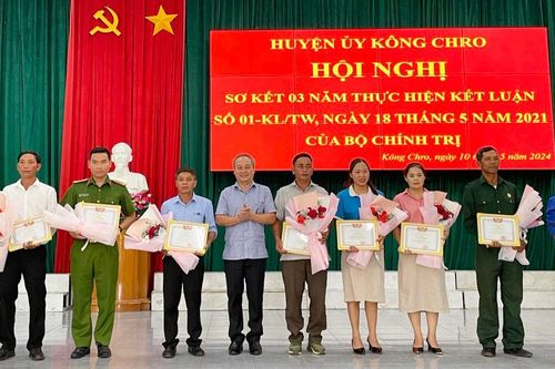 Kông Chro: Khen thưởng 16 tập thể, 31 cá nhân xuất sắc trong học tập và làm theo Bác