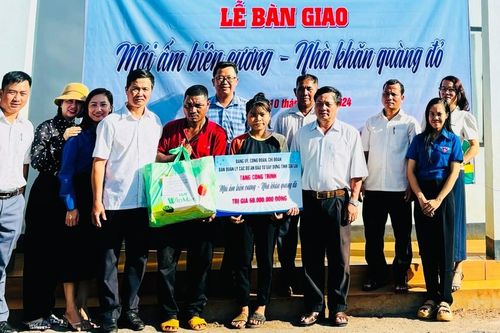 Bàn giao 'Mái ấm biên cương-Nhà khăn quàng đỏ' cho thiếu nhi ở huyện Đức Cơ
