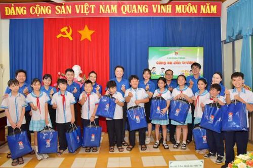 Chi đoàn cơ quan Tỉnh đoàn Khánh Hòa: Trao 21 suất quà cho học sinh khó khăn