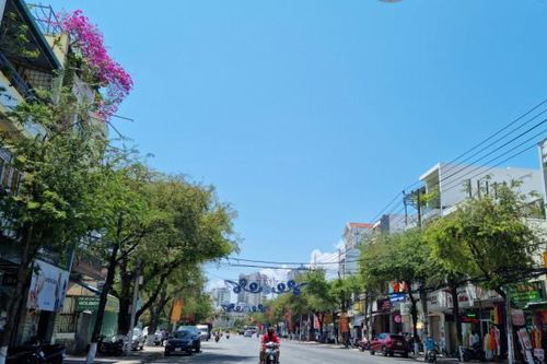 Ngồi trong đêm đợi lấy nước cùng má