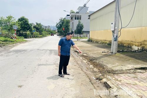 Khắc phục tình trạng đọng nước tại phố Lê Trọng Tấn
