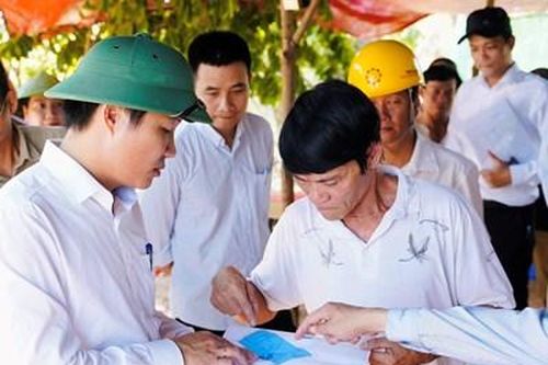 Hương Thủy: Khen thưởng các hộ dân gương mẫu bàn giao mặt bằng