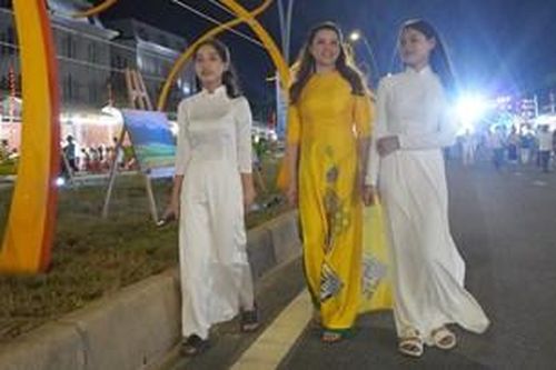 Khai trương tuyến phố đi bộ ở Lăng Cô