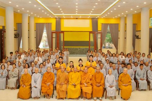 Tiền Giang: Ban Hoằng pháp GHPGVN tỉnh sách tấn đạo tràng tu tập Bát quan trai tại chùa Phước Thới