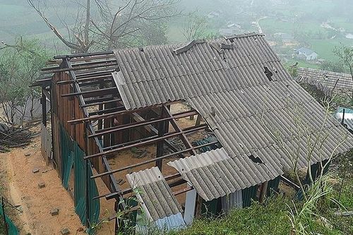 Lào Cai: Hơn 270 ngôi nhà bị ảnh hưởng, hư hỏng do dông lốc và mưa đá