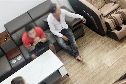 Vụ cô giáo 'quờ tay tím má', nhà phụ huynh bị ném chất bẩn