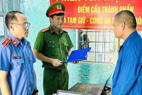 Lên mạng giả 'gái' mồi chài, dùng clip 'nóng' tống tiền
