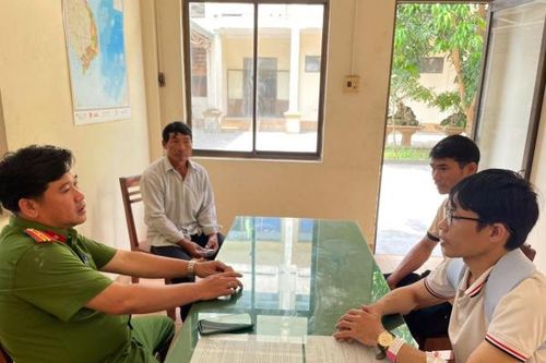 Chiến sĩ CSCĐ kịp thời sơ cứu và đưa người bị nạn đến bệnh viện giữa đêm khuya