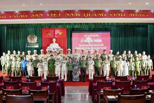 Tuyên dương 20 gương phụ nữ, tuổi trẻ Công an Hòa Bình tiêu biểu