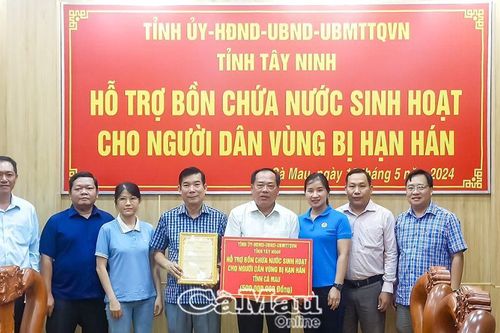 Tiếp nhận 500 triệu đồng của tỉnh Tây Ninh hỗ trợ hộ nghèo vùng khô hạn