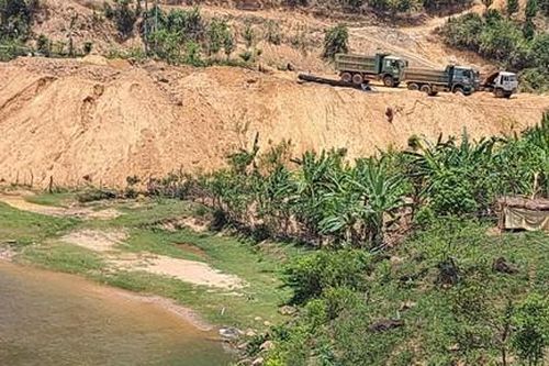 Xử phạt chủ đầu tư thủy điện đổ đất đá xuống mép sông