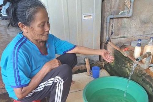 Nước bị nhiễm dầu, người dân phải đi xin nước dùng trong nhiều năm