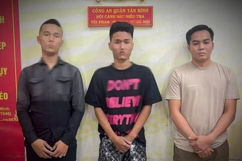 Truy nhanh cặp đôi 'hái táo' trên đường phố