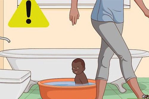 Mẹ bắt ngâm nước để hạ sốt mà không trông nom, em bé chết đuối trong bồn tắm