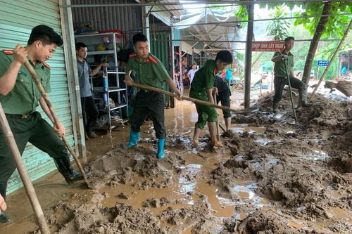 Lũ quét tràn về trong đêm, 30 ngôi nhà ở Điện Biên chìm trong bùn đất