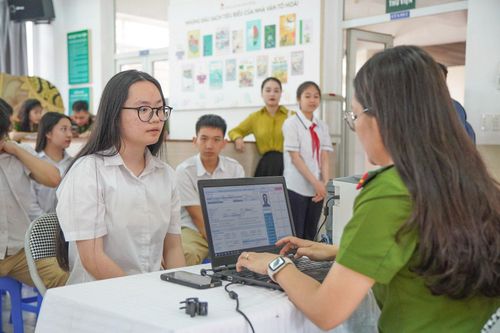 Công an tuyên truyền và cấp căn cước công dân cho học sinh đủ 14 tuổi
