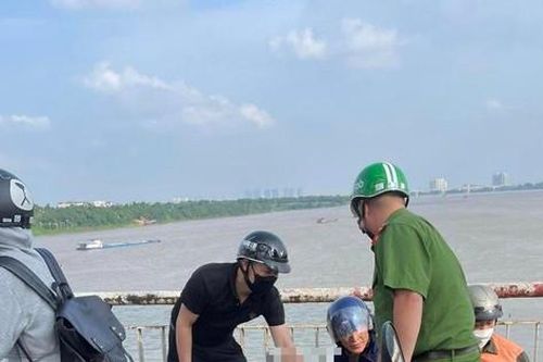 Cứu một người phụ nữ định nhảy cầu Chương Dương