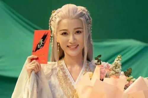 Mỹ nhân U50 vẫn tự tin vào vai công chúa, hạnh phúc bên chồng kém 9 tuổi
