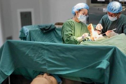 Dùng phương pháp chữa bệnh lạ, nhiều người nhập viện vì biến chứng nặng