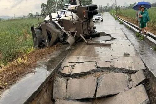 Đường liên thôn ở Quảng Ninh bất ngờ bị sụt nặng sau khi xe chở bê tông tươi đi qua