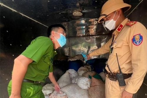 Bắt giữ 1,5 tấn thực phẩm 'bẩn' trên đường đi tiêu thụ