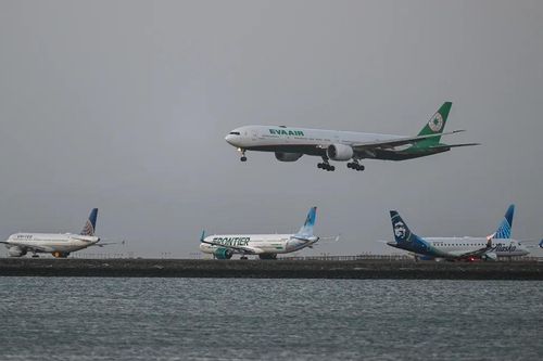 Ẩu đả giữa chuyến bay, 2 nam hành khách bị cảnh sát thẩm vấn