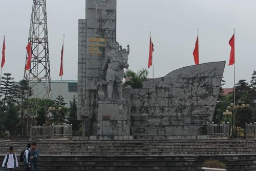 Tượng đài, phù điêu gắn với phong trào 'ba đảm đang'