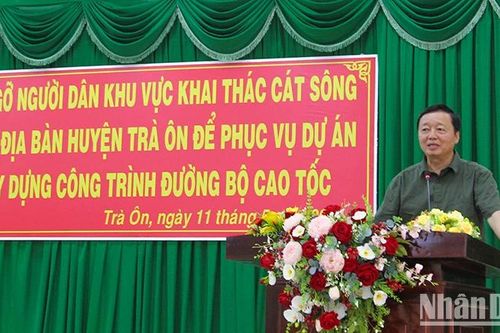 Phó Thủ tướng Trần Hồng Hà gặp gỡ người dân vùng mỏ cát