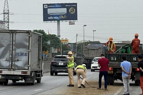 Công an Nghệ An kịp thời xử lý dầu nhớt bị đổ trên Quốc lộ 1