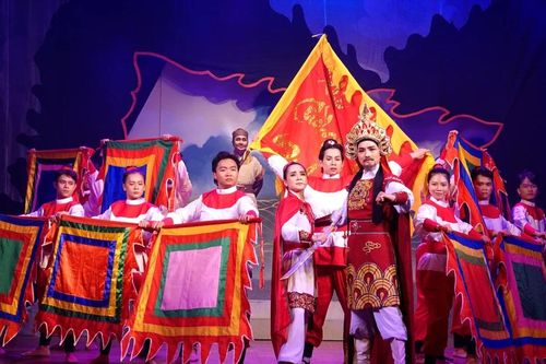 Công diễn vở nhạc kịch dân ca Nam bộ 'Lá cờ thêu sáu chữ vàng'