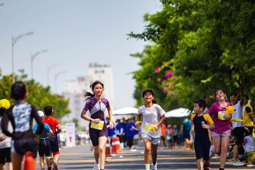 645 vận động viên nhí tham gia cuộc đua với thời tiết nắng gắt, sóng to