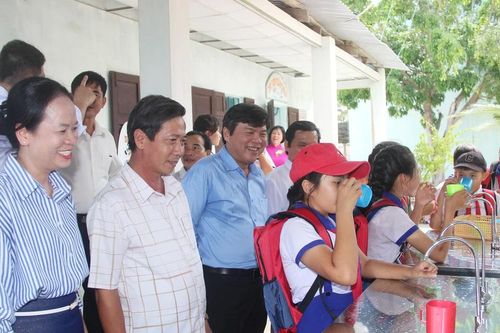 Chương trình 'Thắp sáng niềm tin - Vượt khó đến trường' tài trợ 300 triệu đồng cho học sinh khó khăn Bình Định