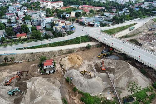 Chân cầu Hòa Bình 2 'ngạt thở' bởi các bãi tập kết VLXD