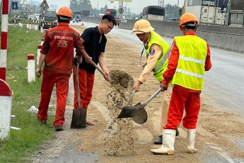 Kịp thời xử lý vết dầu loang trên Quốc lộ làm nhiều người trượt ngã