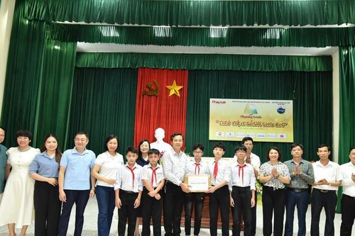 Báo Pháp luật Việt Nam cùng Hội đồng hương Gia Viễn tại Hà Nội trao tặng 'Thư viện sách cho em'