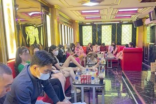 Phát hiện nhà hàng có 2 nữ tiếp viên mặc 'xuyên thấu' ngồi phục vụ khách
