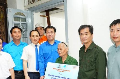Bàn giao công trình thanh niên tặng nữ cựu Thanh niên xung phong