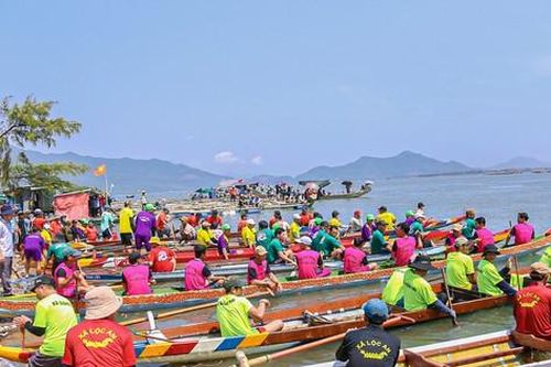 Sôi nổi giải đua thuyền trên vịnh Lăng Cô