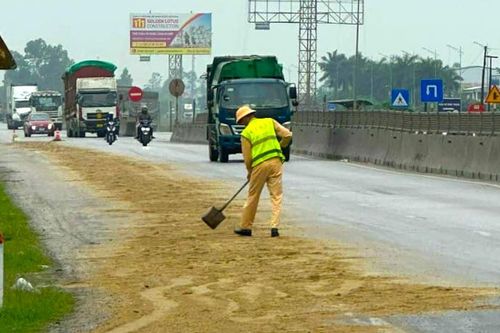 Hàng loạt 'xe đổ, người ngã' trên quốc lộ 1A, CSGT rải cát xử lý dầu loang
