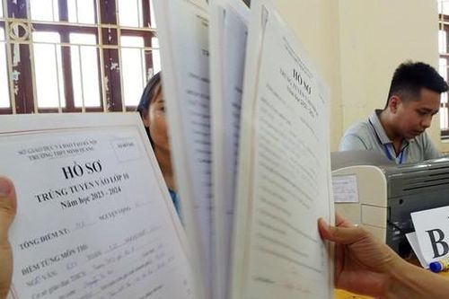 Hơn 11.000 học sinh đăng ký vào 2 trường THPT năm ngoái phải tuyển 'nguyện vọng tràn'