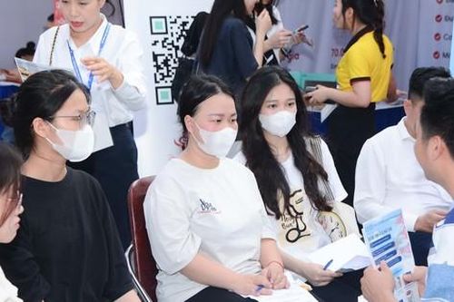 Hơn 70 doanh nghiệp tham gia tư vấn kỹ năng và tuyển dụng cho sinh viên