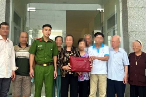 Người phụ nữ ở Hà Nội mang vàng đi bán, định chuyển 300 triệu cho kẻ lừa đảo