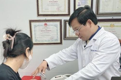 Bé 5 tháng tuổi mặt sưng nề do thói quen tai hại từ người lớn