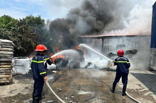 Kịp thời khống chế vụ cháy tại bãi phế liệu nhựa