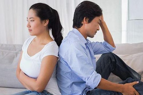Trước ngày vợ chồng tôi ra tòa ly hôn, mẹ chồng đột ngột đưa ra vài món đồ khiến chồng tôi trợn tròn mắt vì không thể tin nổi