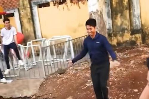 Sở hữu skill nhảy dây tuyệt đỉnh, nam sinh tự tin thách đấu thầy giáo và cái kết vỡ òa