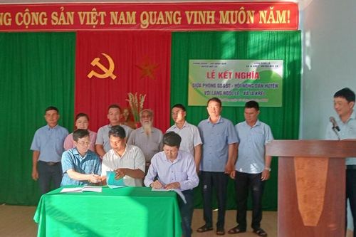 Hội Nông dân huyện, Phòng Giáo dục và Đào tạo huyện Đức Cơ kết nghĩa với làng Ngo Le